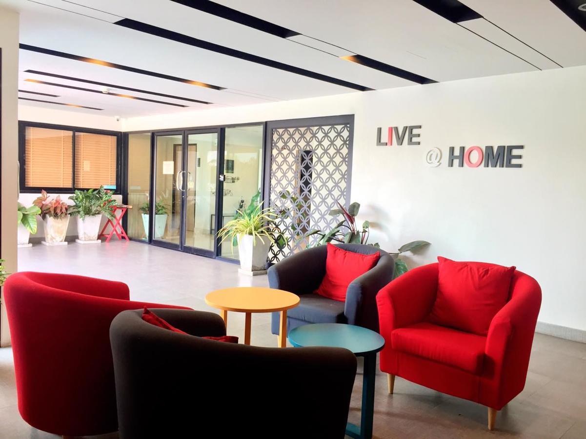 Live At Home Sukhumvit 105 방콕 객실 사진